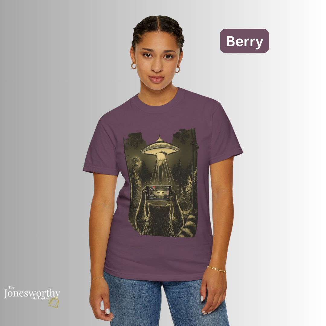 Funny  Retro Raccoon UFO Livestream Comfort Colors Shirt & Sweatshirt | Alien Live Art
