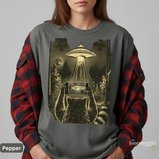 Funny  Retro Raccoon UFO Livestream Comfort Colors Shirt & Sweatshirt | Alien Live Art