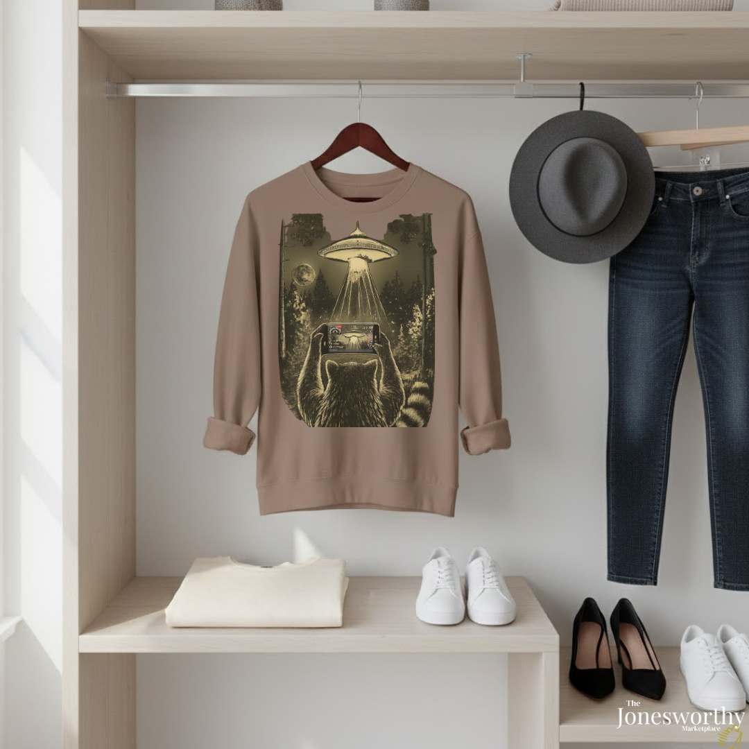 Funny  Retro Raccoon UFO Livestream Comfort Colors Shirt & Sweatshirt | Alien Live Art