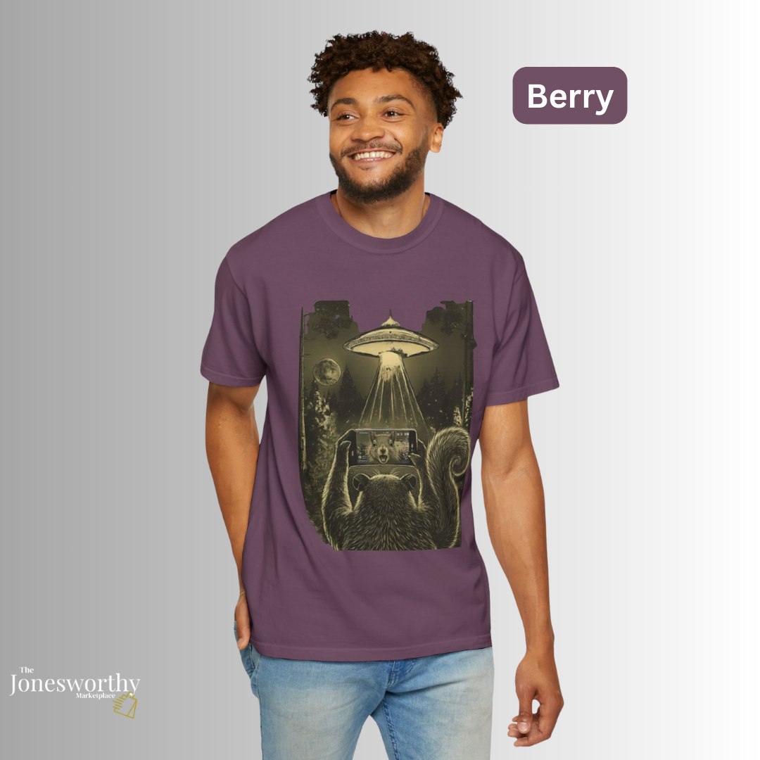 Funny Retro Squirrel Alien Reaction Comfort Colors Shirt & Sweatshirt | Retro UFO Live Moment