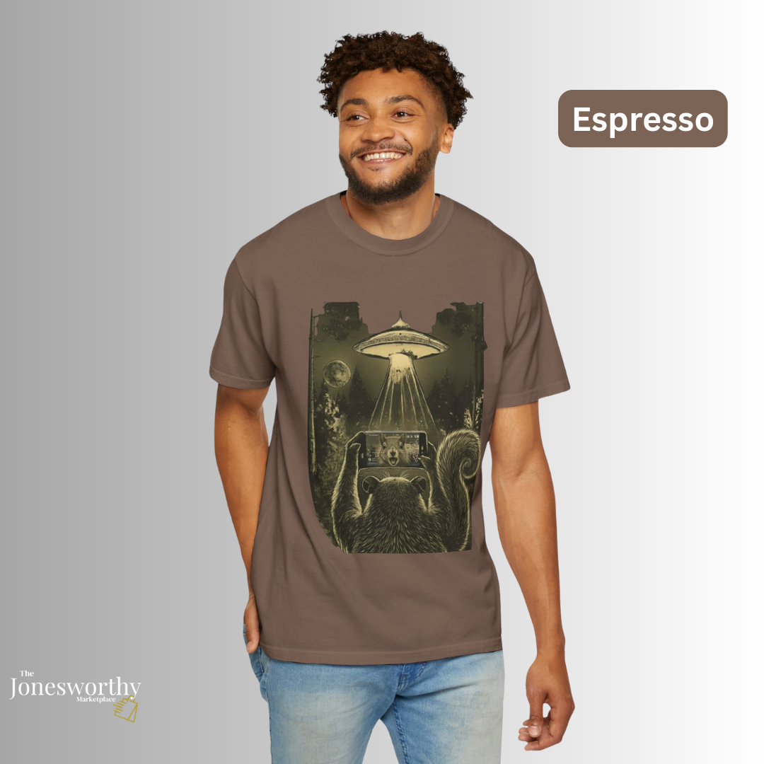 Funny Retro Squirrel Alien Reaction Comfort Colors Shirt & Sweatshirt | Retro UFO Live Moment