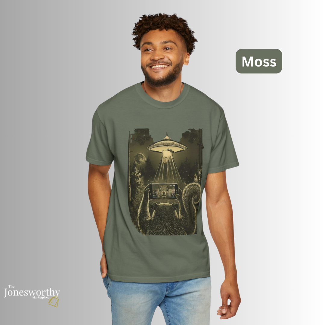 Funny Retro Squirrel Alien Reaction Comfort Colors Shirt & Sweatshirt | Retro UFO Live Moment