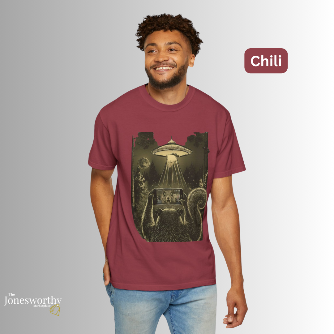Funny Retro Squirrel Alien Reaction Comfort Colors Shirt & Sweatshirt | Retro UFO Live Moment